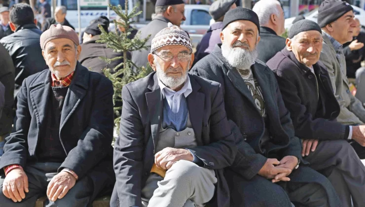 Emekli olmayı bekleyenlere kötü haber! Şartlar değişiyor